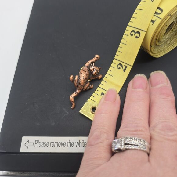 Vintage Climbing Cat Brooch Pin signed JJ Jonette 1988 Bronze Metal - Picture 4 of 4